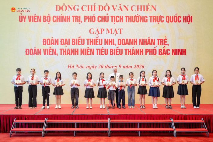 Phó Chủ tịch Thường trực Quốc hội Đỗ Văn Chiến trao quà tặng các em thiếu nhi