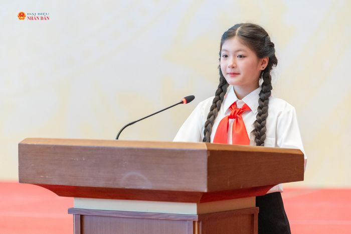 Em Trần Thảo Anh, lớp 5A5, Trường Tiểu học Từ Sơn 1, Thành phố Bắc Ninh phát biểu tại cuộc gặp mặt