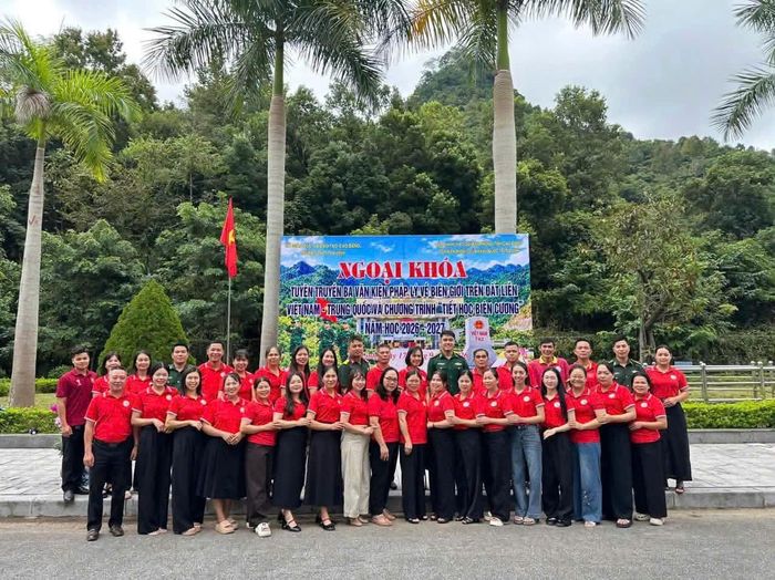 Trường THPT Trà Lĩnh tổ chức chương trình ngoại khóa tuyên truyền Ba văn kiện pháp lý trên đất liền Việt Nam – Trung Quốc tại Cửa khẩu Quốc tế Trà Lĩnh.