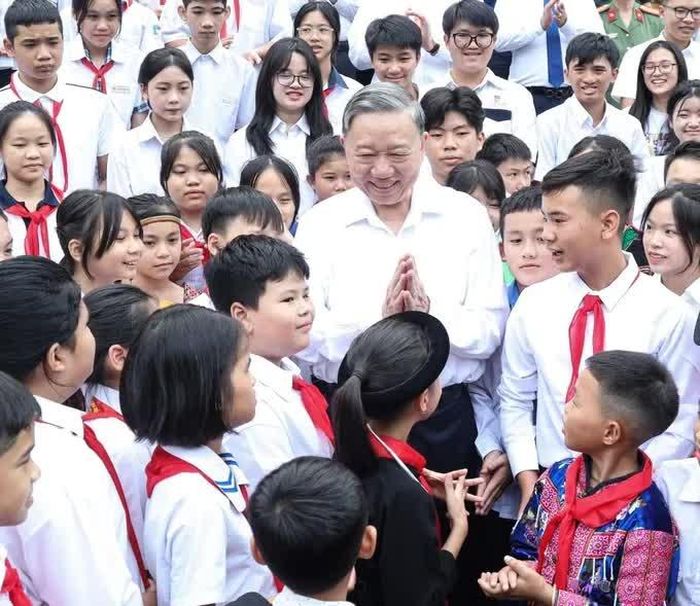 Tổng Bí thư, Chủ tịch nước Tô Lâm với các em học sinh. Ảnh: SGGP
