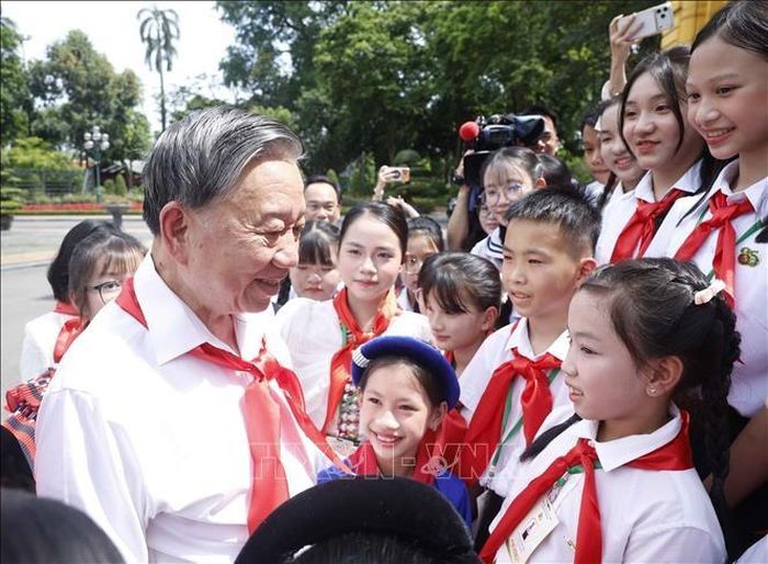 Tổng Bí thư, Chủ tịch nước Tô Lâm gặp mặt đội viên tiêu biểu. Ảnh: TTXVN