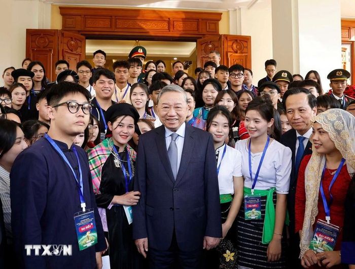 Tổng Bí thư, Chủ tịch nước Tô Lâm với các em học sinh dân tộc thiểu số tiêu biểu. Ảnh: TTXVN