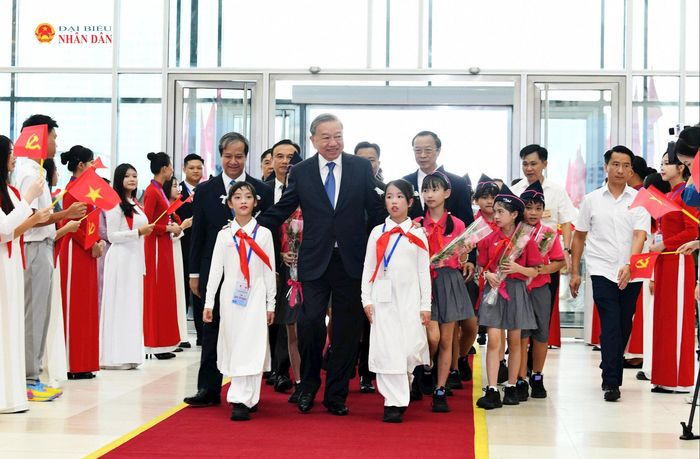 Tổng Bí thư Tô Lâm, Chủ tịch nước Tô Lâm với các em học sinh. Ảnh: Lâm Hiển