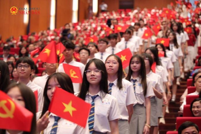 Dù lớn lên giữa phố phường nhộn nhịp hay bản làng xa xôi, nơi biên cương hay hải đảo, các em đều xứng đáng có một tuổi thơ bình yên, được đến trường, được che chở và yêu thương. Ảnh: Lâm Hiển
