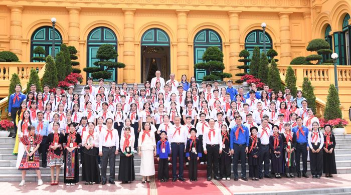 Tổng Bí thư, Chủ tịch nước Tô Lâm gặp mặt đội viên tiêu biểu. Ảnh: TP