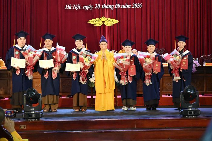 Viện trưởng Học viện Phật giáo Việt Nam tại Hà Nội, Hòa thượng Thích Thanh Quyết, trao bằng Thạc sĩ Phật học cho các học viên. Ảnh: TT