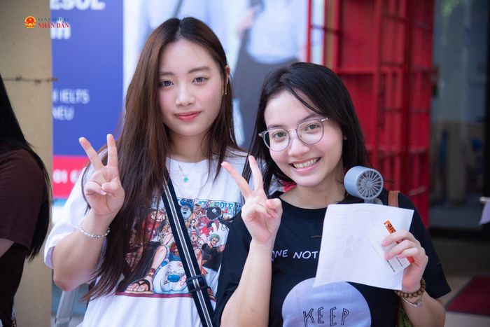 Bạn Hoàng Thảo Phương, sinh viên năm nhất khoa Đầu tư (bên phải) háo hức tham gia Ngày hội NEU Clubs Day 2026”