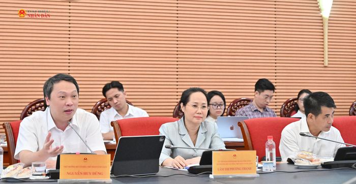 Bộ trưởng Bộ Văn hóa, Thể thao và Du lịch Lâm Thị Phương Thanh tham dự phiên họp