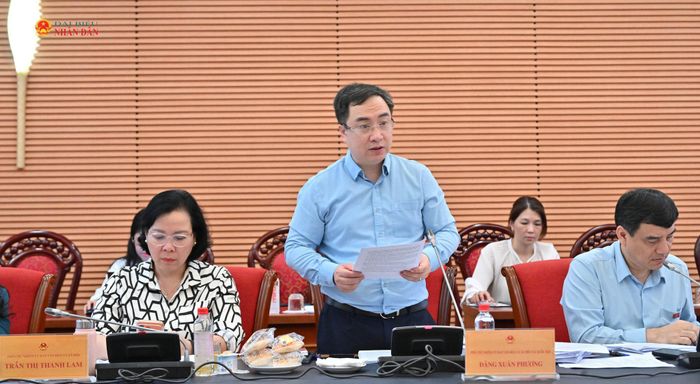 Phó Chủ nhiệm Ủy ban Văn hóa và Xã hội Đặng Xuân Phương trình bày báo cáo thẩm tra sơ bộ