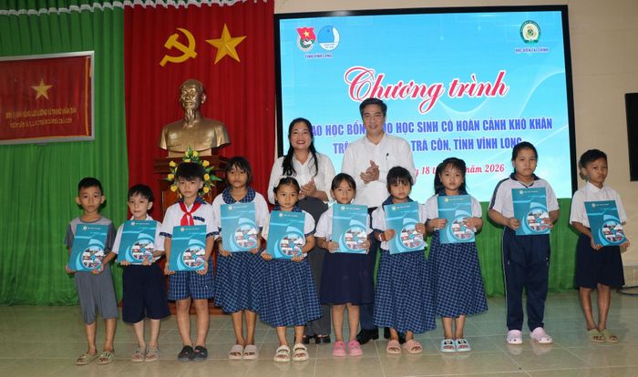 Đoàn công tác Học viện Tài chính trao quà, động viên các em học sinh có hoàn cảnh khó khăn tại xã Trà Côn. Ảnh: Ngọc Bích