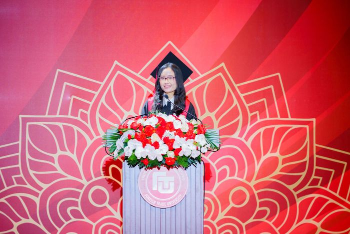 Em Nguyễn Thanh Bình – Thủ khoa tốt nghiệp Chương trình tiên tiến Kinh tế Khóa 61, GPA 3,98/4,0 phát biểu tại buổi lễ