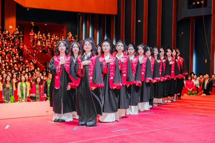 Nghi lễ tuyên thệ của các tân cử nhân