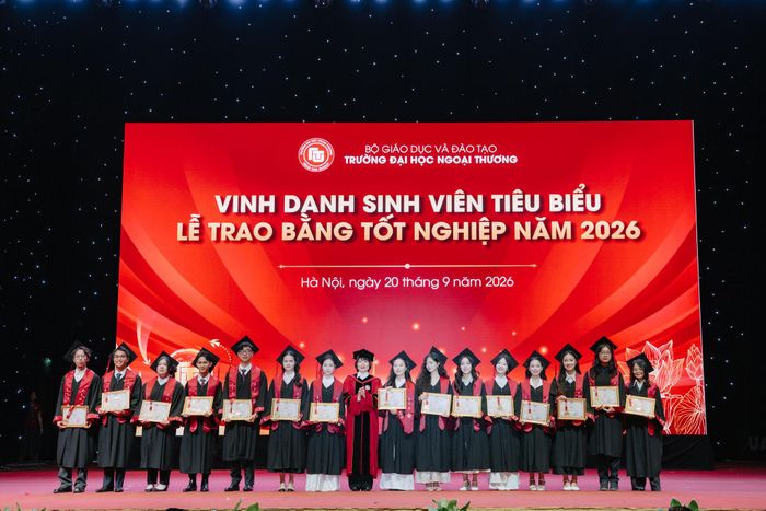 Hiệu trưởng Trường Đại học Ngoại thương trao Giấy khen cho sinh viên tốt nghiệp Thủ khoa và sinh viên tốt nghiệp tiêu biểu toàn khóa 61