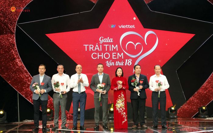 Phó Chủ tịch Quốc hội Nguyễn Thị Thanh tặng hoa cho các nhà hảo tâm, tài trợ