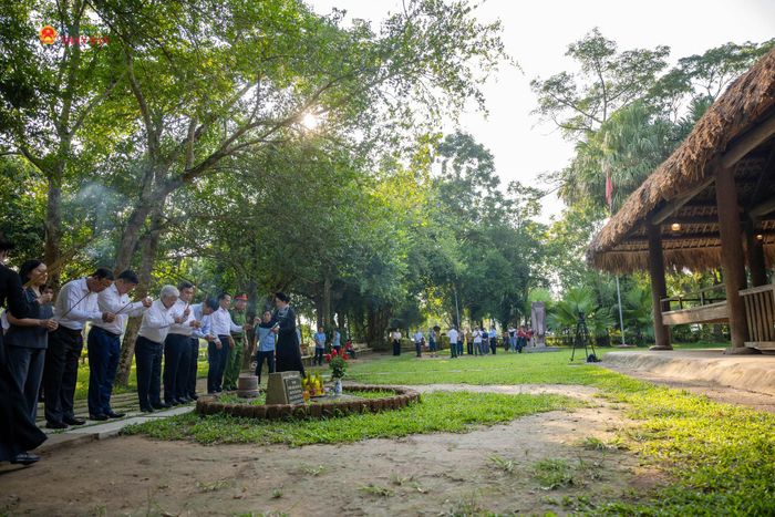 Phó Chủ tịch Thường trực Quốc hội Đỗ Văn Chiến dâng hương tại Đình Tân Trào