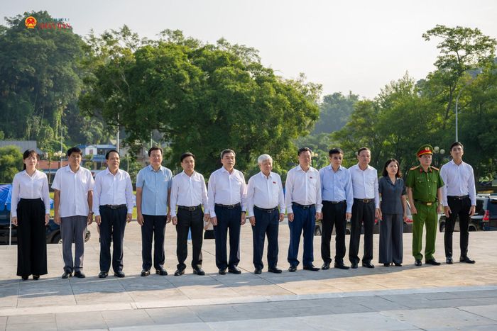 Phó Chủ tịch Thường trực Quốc hội Đỗ Văn Chiến dâng hương tại Tượng đài Bác Hồ ở Tân Trào