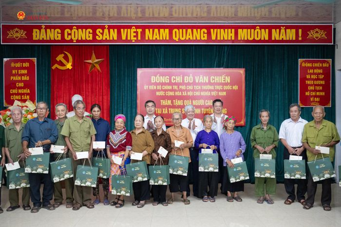 Phó Chủ tịch Thường trực Quốc hội Đỗ Văn Chiến thăm, trao quà tặng người cao tuổi tại xã Trung Sơn, tỉnh Tuyên Quang