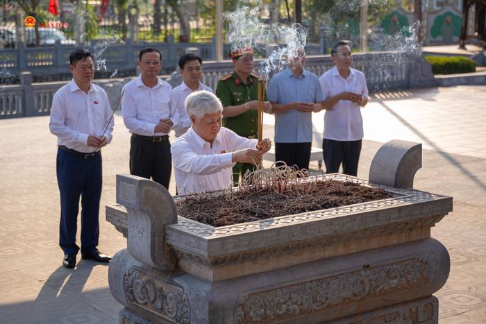 Phó Chủ tịch Thường trực Quốc hội Đỗ Văn Chiến dâng hương dâng hương tại Khu tưởng niệm Chủ tịch Hồ Chí Minh và các vị tiền bối cách mạng