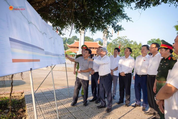 Phó Chủ tịch Thường trực Quốc hội Đỗ Văn Chiến nghe báo cáo và khảo sát thực tế tuyến đường cách mạng từ xã Tân Trào đến xã Trung Yên cũ (nay là xã Tân Trào)