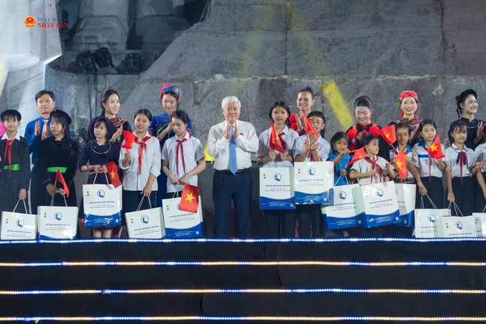 Phó Chủ tịch Thường trực Quốc hội Đỗ Văn Chiến dành tặng những phần quà ý nghĩa tới 100 em học sinh có hoàn cảnh khó khăn, có ý chí vươn lên trong học tập