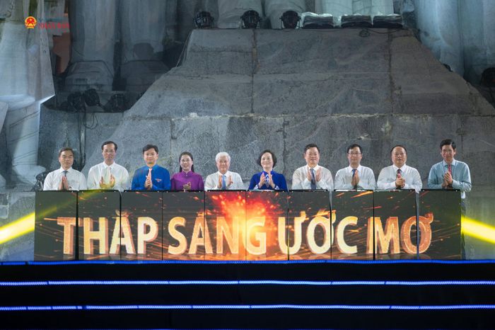 Phó Chủ tịch Thường trực Quốc hội Đỗ Văn Chiến, Phó Thủ tướng Chính phủ Phạm Thị Thanh Trà và các đại biểu thực hiện Nghi thức thắp sáng ước mơ
