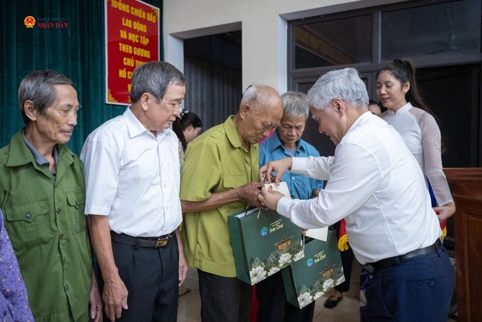 Phó Chủ tịch Thường trực Quốc hội Đỗ Văn Chiến thăm, trao quà tặng người cao tuổi tại xã Trung Sơn, tỉnh Tuyên Quang