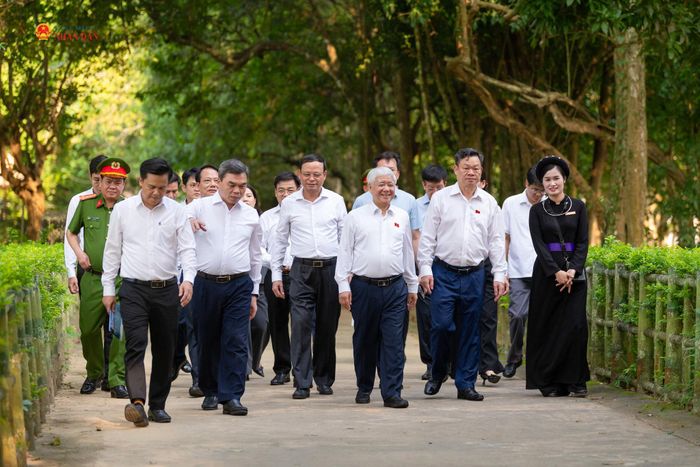 Phó Chủ tịch Thường trực Quốc hội Đỗ Văn Chiến và các đại biểu tại Đình Tân Trào