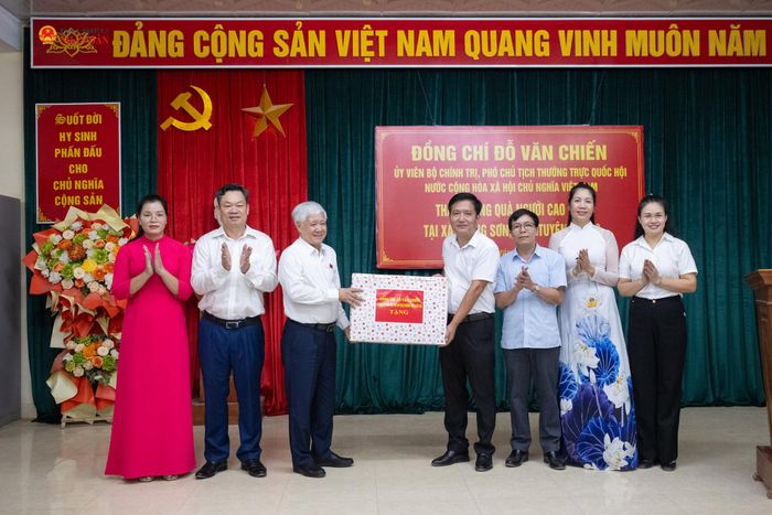 Phó Chủ tịch Thường trực Quốc hội Đỗ Văn Chiến trao quà tặng lãnh đạo xã Trung Sơn, tỉnh Tuyên Quang