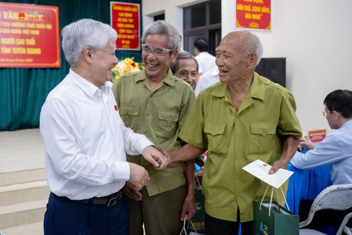 Phó Chủ tịch Thường trực Quốc hội Đỗ Văn Chiến gặp gỡ người cao tuổi tại xã Trung Sơn, tỉnh Tuyên Quang