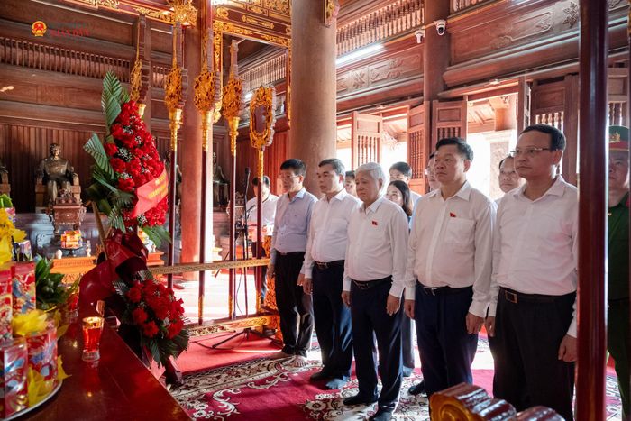 Phó Chủ tịch Thường trực Quốc hội Đỗ Văn Chiến dâng hương dâng hương tại Khu tưởng niệm Chủ tịch Hồ Chí Minh và các vị tiền bối cách mạng