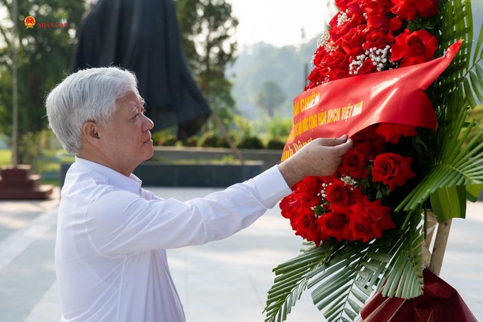 Phó Chủ tịch Thường trực Quốc hội Đỗ Văn Chiến dâng hương tại Tượng đài Bác Hồ ở Tân Trào