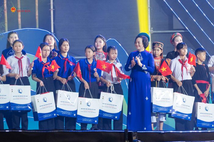 Phó Thủ tướng Chính phủ Phạm Thị Thanh Trà dành tặng những phần quà ý nghĩa tới 100 em học sinh có hoàn cảnh khó khăn, có ý chí vươn lên trong học tập
