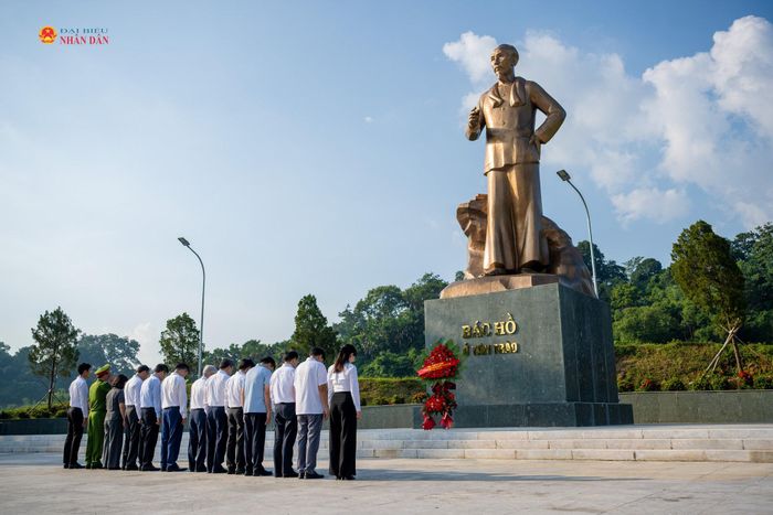 Phó Chủ tịch Thường trực Quốc hội Đỗ Văn Chiến dâng hương tại Tượng đài Bác Hồ ở Tân Trào