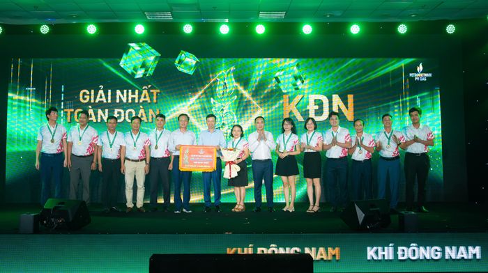 Chủ tịch HĐQT PV GAS Bùi Minh Tiến trao giải Nhất toàn đoàn cho Chi nhánh Khí Đông Nam. Ảnh: PV GAS.