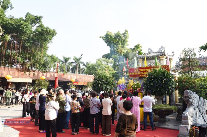 Người dân và du khách thành kính dâng hương tại sân nhà Bạc đền Kiếp Bạc. Ảnh: Phùng Nguyện.