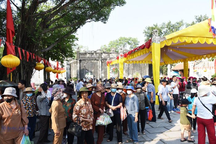 Người dân và du khách nô nức về đền Kiếp Bạc sáng 20/9/2026. Ảnh: Phùng Nguyện.