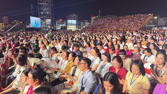 Chương trình thu hút đông đảo nhân dân thành phố Bắc Ninh theo dõi trực tiếp tại điểm cầu Quảng trường 3/2 và khán giả theo dõi qua truyền hình.