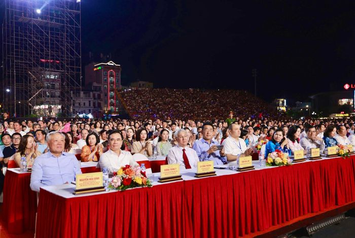 Từ trái sang các đồng chí: Nguyễn Hoà Bình, Nguyên Ủy viên Bộ Chính trị, nguyên Phó Thủ tướng Thường trực Chính phủ; Dương Trung Ý, Ủy viên Ban Chấp hành Trung ương Đảng, Tổng Biên tập Tạp chí Cộng sản.