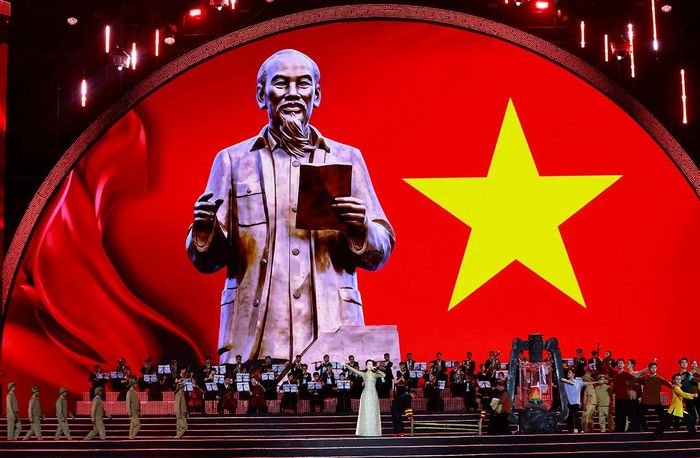Liên khúc “Ca ngợi Hồ Chủ tịch - Vầng Thái Dương” mang đến khoảng lắng đầy cảm xúc. Qua giọng hát của Võ Hạ Trâm, hình tượng Chủ tịch Hồ Chí Minh được khắc họa trong niềm kính yêu, biết ơn; đồng thời gợi nhắc những tình cảm sâu nặng Người dành cho Đảng bộ, chính quyền và nhân dân Bắc Ninh.