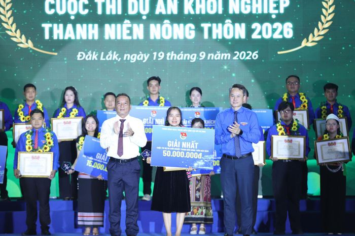 Bí thư Trung ương Đoàn, Chủ tịch Trung ương Hội LHTN Việt Nam Nguyễn Kim Quy và Phó Bí thư Tỉnh ủy, Chủ tịch Ủy ban MTTQ Việt Nam tỉnh Đắk Lắk Y Giang Gry Niê Knơng trao giải Nhất cho dự án khởi nghiệp.