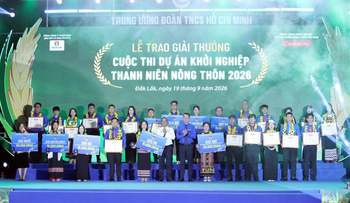 Chủ tịch Trung ương Hội LHTN Việt Nam Nguyễn Kim Quy và Phó Bí thư Tỉnh ủy, Chủ tịch Ủy ban MTTQ Việt Nam tỉnh Đắk Lắk Y Giang Gry Niê Knơng trao giải cho các nhà nông trẻ tiêu biểu.