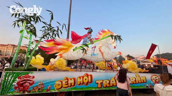 Các em nhỏ thích thú trước những mô hình đèn Trung thu rực rỡ trong không gian “Lung linh đêm hội trăng rằm”.