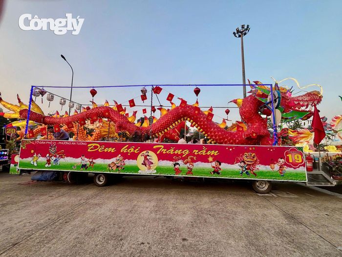 Những mô hình đèn Trung thu khổng lồ, được người dân trực tiếp sáng tạo và chế tác, trở thành tâm điểm của Đêm hội Thành Tuyên.