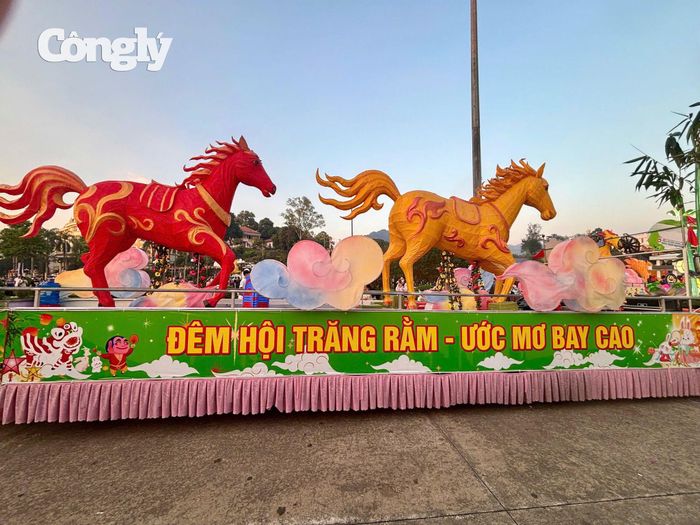 Chuẩn bị cho màn diễn diễu 40 mô hình đèn Trung thu tiêu biểu tạo nên sắc màu đặc trưng của Đêm hội Thành Tuyên 2026.