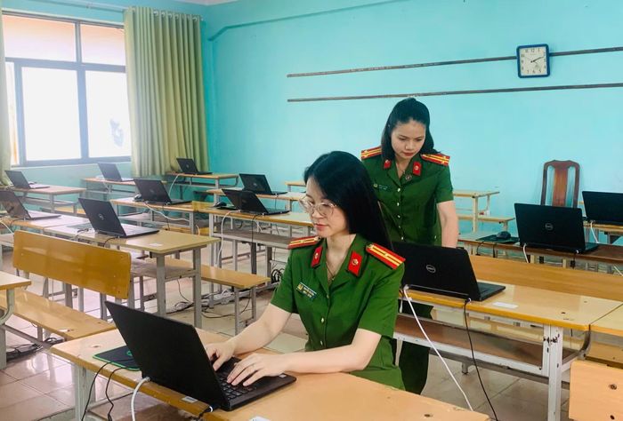 Cán bộ Học viện Phòng cháy chữa cháy và Cứu nạn cứu hộ rà soát, kiểm tra từng máy tính để sẵn sàng cho kỳ thi.
