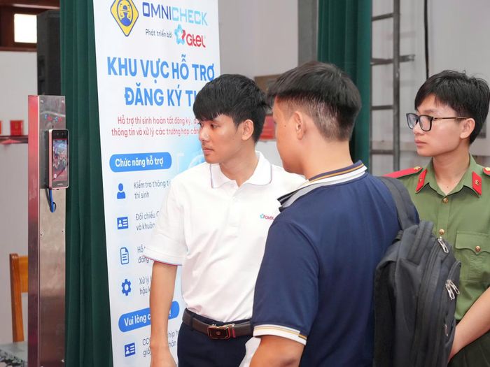 Thí sinh xác thực sinh trắc học tại Học viện An ninh nhân dân.