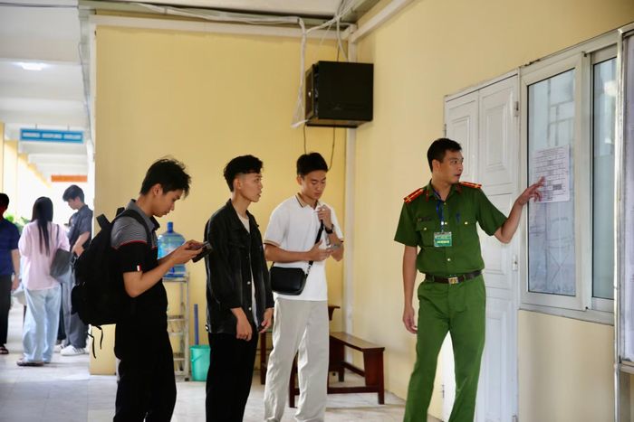Cán bộ Học viện Cảnh sát nhân dân hướng dẫn thí sinh sơ đồ phòng thi.