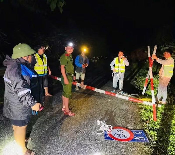 Công an xã Yên Na cùng các lực lượng dựng rào chắn cảnh báo nguy hiểm tại các điểm sạt lở trên địa bàn.