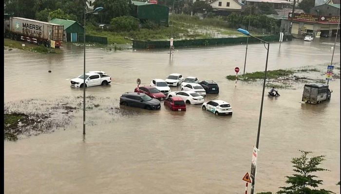 Mưa lớn khiến nhiều tuyến phố thuộc địa bàn TP cũ bị ngập sâu.