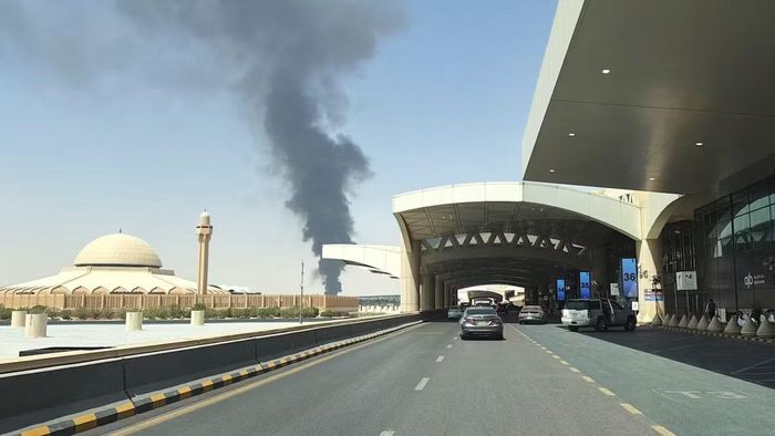 Một cột khói đen lớn bốc lên từ kho chứa nhiên liệu tại Sân bay Quốc tế King Khalid ở Riyadh, Arab Saudi ngày 19/9. Ảnh Reuters.